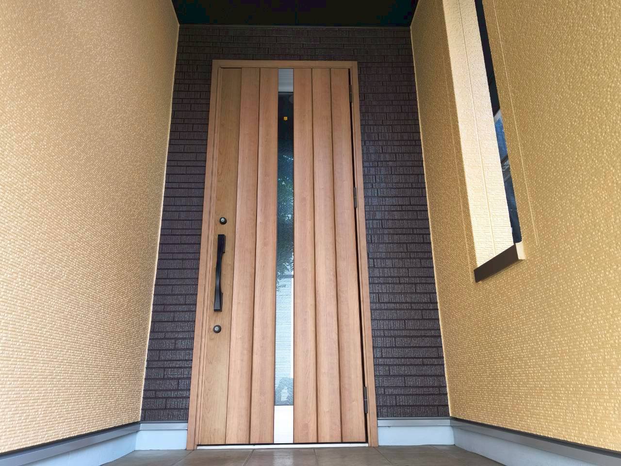 外壁塗装が完了した玄関周り